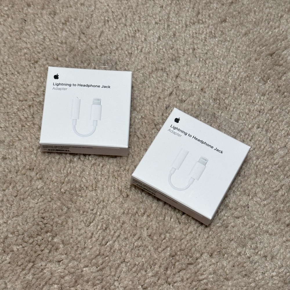 2 New
Lightning to 3.5 mm headphone jack adapter. Lightning- 3.5 mm. MMX62AM/A